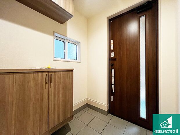 【玄関】シューズボックスにはたくさんの靴が収納できるので玄関周りはいつもスッキリ！ご家族が増えても安心！