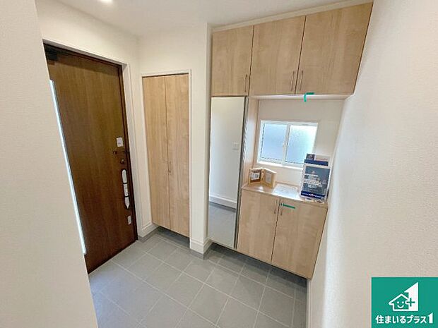 【玄関】シューズボックスにはたくさんの靴が収納できるので玄関周りはいつもスッキリ!ご家族が増えても安心!