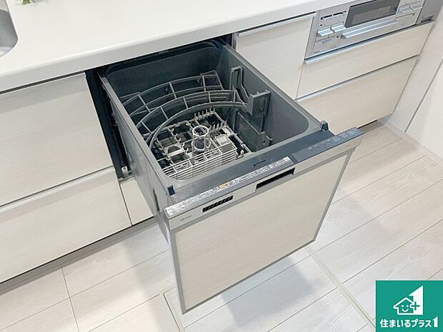 【食洗機】食事後の一仕事、食器洗いをボタン一つでお任せできちゃいます!場所を取らないビルトイン式なので、お料理スペースもしっかり確保!