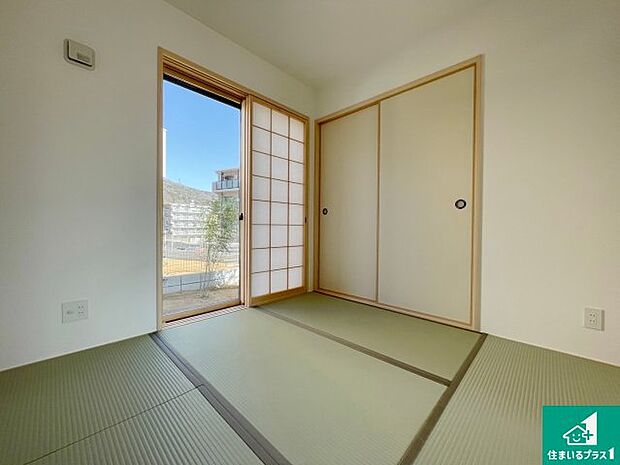 【和室】一室あると便利な和室は客間としてだけでなく、小さなお子様のプレイルームや食後のくつろぎスペースとしてもご利用いただけます。収納もついていますので大活躍間違いなし！