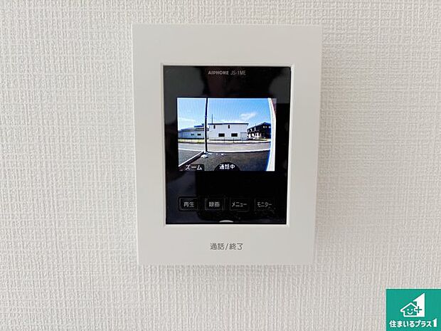 【カラーモニターインターホン】声だけでなく来訪者の姿や顔がモニターで確認できるので、小さなお子様がいらっしゃるご家庭でも安心できます！
