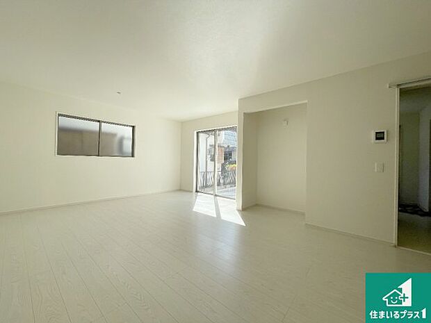 【居間・リビング】日当たり良好の明るいリビングで朝の目覚めもスッキリできそう！対面キッチンでご家族のコミュニケーションも自然と増える設計！小さなお子様が遊ぶスペースを作っても広々とくつろげるLDK！