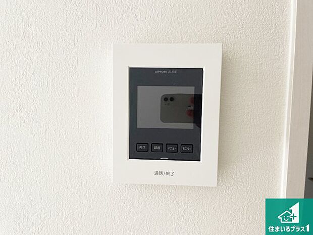 【カラーモニターインターホン】声だけでなく来訪者の姿や顔がモニターで確認できるので、小さなお子様がいらっしゃるご家庭でも安心できます！