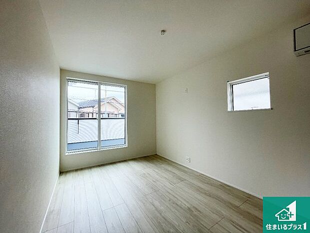 【洋室】シンプルな洋室は、自分好みのインテリアが楽しめます♪ご家族とインテリアや家具を選びに行くのは新築購入時の醍醐味の一つです。ぜひお楽しみください♪