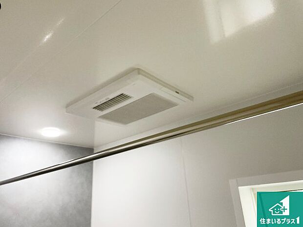 【浴室暖房乾燥機】四季を通して快適なバスライフをお手伝いする浴室暖房乾燥機！浴室の乾燥・暖房・涼風・換気はもちろん、２４時間換気にも対応！ 