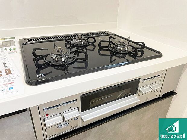 【コンロ】ダブル高火力Ｓｉセンサー付きコンロ！３口あるので、まとめて料理をする時も大活躍！