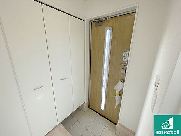 【玄関】シューズボックスにはたくさんの靴が収納できるので玄関周りはいつもスッキリ!ご家族が増えても安心!