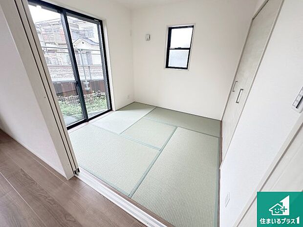 【和室】一室あると便利な和室は客間としてだけでなく、小さなお子様のプレイルームや食後のくつろぎスペースとしてもご利用いただけます。収納もついていますので大活躍間違いなし！