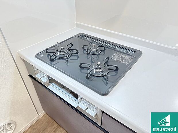 【コンロ】ダブル高火力Ｓｉセンサー付きコンロ！３口あるので、まとめて料理をする時も大活躍！