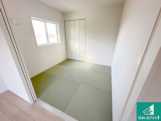 【和室】一室あると便利な和室は客間としてだけでなく、小さなお子様のプレイルームや食後のくつろぎスペースとしてもご利用いただけます。収納もついていますので大活躍間違いなし!
