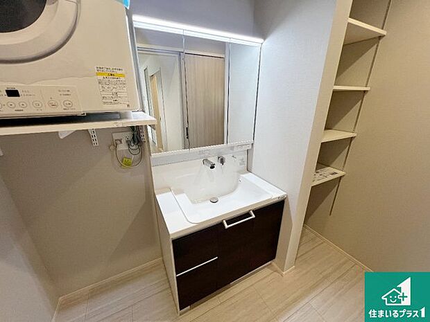 【独立洗面台】清潔感のある洗面台です。フラットな鏡は掃除がしやすく毎日清潔！鏡裏には収納があるのでスッキリとした洗面台が保てます。