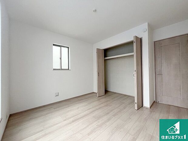 【洋室】寝室は心地よい眠りについてもらいたくて、シンプルかつ開放的な空間な設計にしています!大きな窓から差し込む日が心地いいです♪