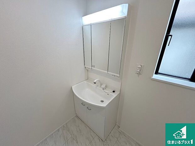 【独立洗面台】清潔感のある洗面台です。フラットな鏡は掃除がしやすく毎日清潔！鏡裏には収納があるのでスッキリとした洗面台が保てます。