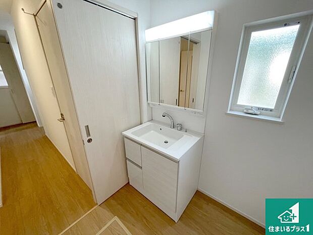 【独立洗面台】清潔感のある洗面台です。フラットな鏡は掃除がしやすく毎日清潔!鏡裏には収納があるのでスッキリとした洗面台が保てます。