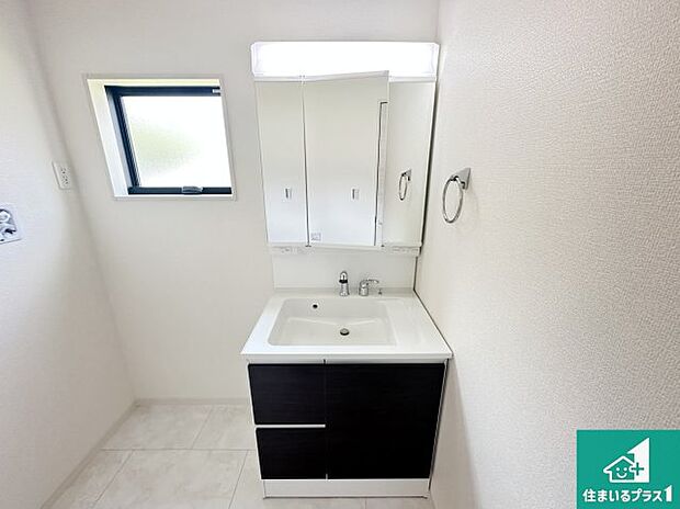 【独立洗面台】清潔感のある洗面台です。フラットな鏡は掃除がしやすく毎日清潔!鏡裏には収納があるのでスッキリとした洗面台が保てます。