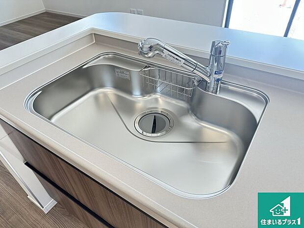 【キッチンシンク】蛇口の先端に浄水器を内蔵しています!原水と浄水、お湯と冷水、シャワーの切替えがワンタッチなので用途によって使い分けられます。