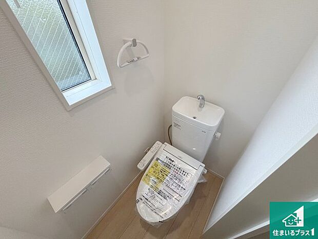 【トイレ】1・2階の2ヶ所にあるので、朝の忙しい時間の順番待ちもなく、深夜の利用にも大変便利です。