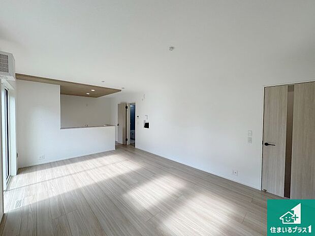 【居間・リビング】日当たり良好の明るいリビングで朝の目覚めもスッキリできそう！対面キッチンでご家族のコミュニケーションも自然と増える設計！小さなお子様が遊ぶスペースを作っても広々とくつろげるLDK！