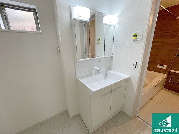 【独立洗面台】清潔感のある洗面台です。フラットな鏡は掃除がしやすく毎日清潔！鏡裏には収納があるのでスッキリとした洗面台が保てます。 