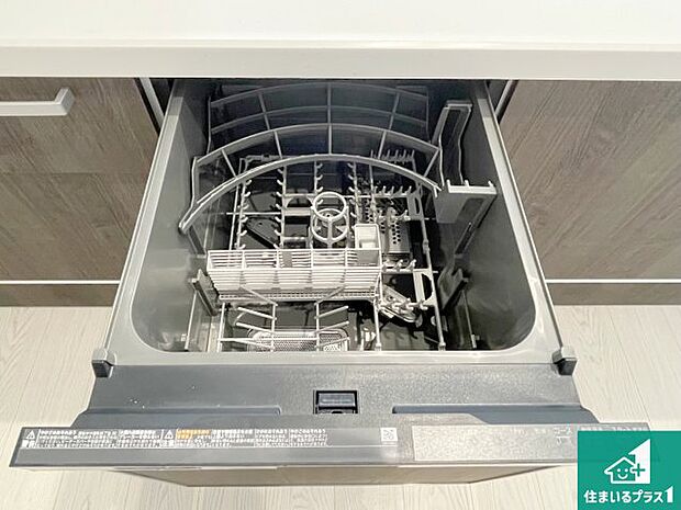【食器洗い乾燥機】食事後の一仕事、食器洗いをボタン一つでお任せできちゃいます！場所を取らないビルトイン式なので、お料理スペースもしっかり確保！ 