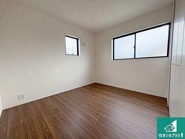 【洋室】シンプルな洋室は、自分好みのインテリアが楽しめます♪ご家族とインテリアや家具を選びに行くのは新築購入時の醍醐味の一つです。ぜひお楽しみください♪