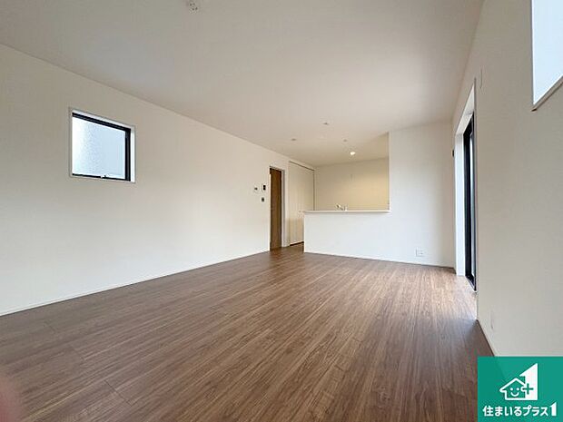 【居間・リビング】日当たり良好の明るいリビングで朝の目覚めもスッキリできそう!対面キッチンでご家族のコミュニケーションも自然と増える設計!小さなお子様が遊ぶスペースを作っても広々とくつろげるLDK!