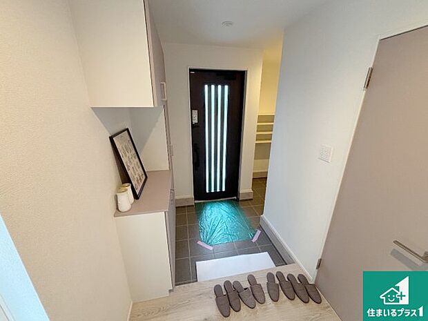 【玄関】ご家族皆様の靴もたっぷり収まる大容量の玄関収納を設けました。見た目もスッキリ綺麗な玄関に！