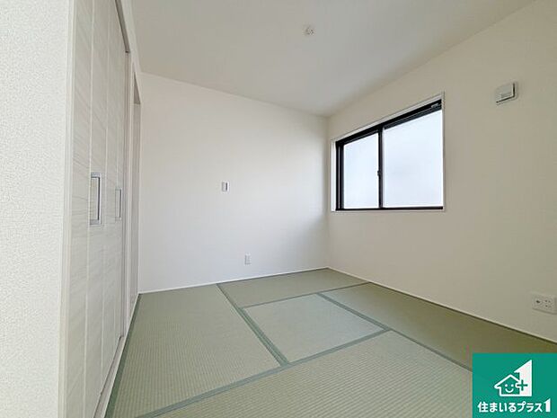 【和室】一室あると便利な和室は客間としてだけでなく、小さなお子様のプレイルームや食後のくつろぎスペースとしてもご利用いただけます。収納もついていますので大活躍間違いなし!