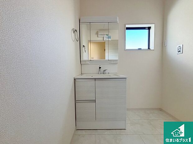 【独立洗面台】清潔感のある洗面台です。フラットな鏡は掃除がしやすく毎日清潔!鏡裏には収納があるのでスッキリとした洗面台が保てます。