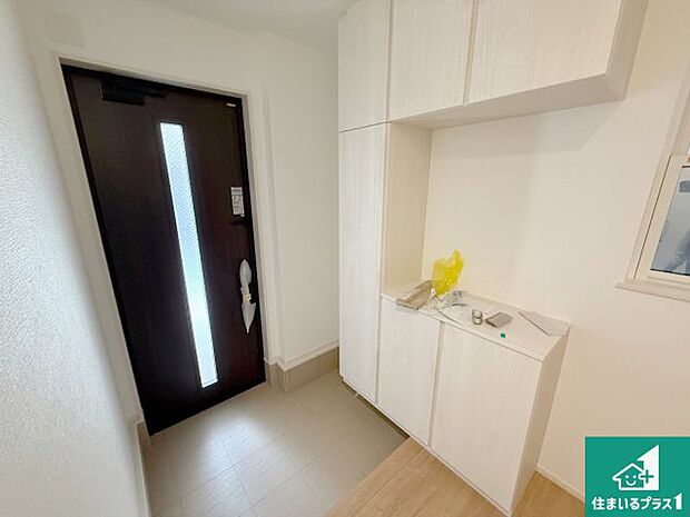 【玄関】シューズボックスにはたくさんの靴が収納できるので玄関周りはいつもスッキリ!ご家族が増えても安心!