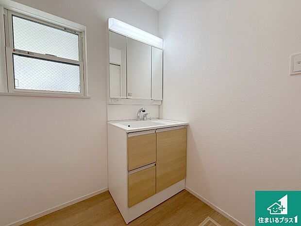 【独立洗面台】清潔感のある洗面台です。フラットな鏡は掃除がしやすく毎日清潔!鏡裏には収納があるのでスッキリとした洗面台が保てます。