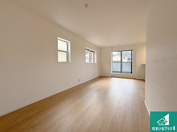 【居間・リビング】日当たり良好の明るいリビングで朝の目覚めもスッキリできそう!対面キッチンでご家族のコミュニケーションも自然と増える設計!小さなお子様が遊ぶスペースを作っても広々とくつろげるLDK!