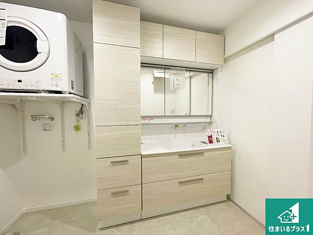 【独立洗面台】清潔感のある洗面台です。フラットな鏡は掃除がしやすく毎日清潔！鏡裏には収納があるのでスッキリとした洗面台が保てます。