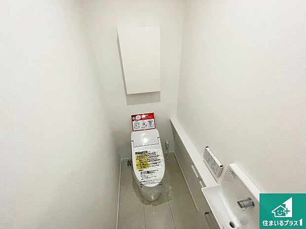 【トイレ】1・2階の2ヶ所にあるので、朝の忙しい時間の順番待ちもなく、深夜の利用にも大変便利です。