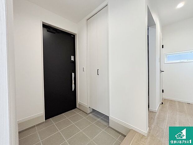 【玄関】シューズボックスにはたくさんの靴が収納できるので玄関周りはいつもスッキリ!ご家族が増えても安心!