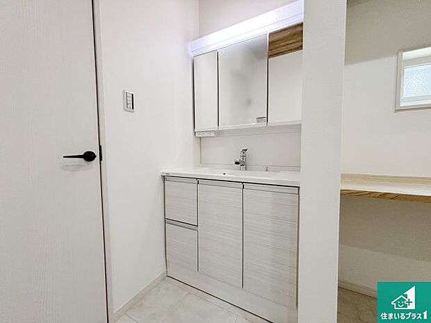 【独立洗面台】清潔感のある洗面台です。フラットな鏡は掃除がしやすく毎日清潔!鏡裏には収納があるのでスッキリとした洗面台が保てます。