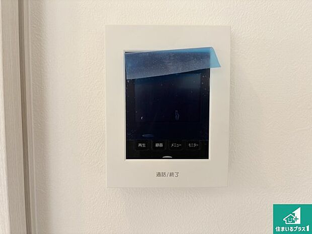 【カラーモニターインターホン】声だけでなく来訪者の姿や顔がモニターで確認できるので、小さなお子様がいらっしゃるご家庭でも安心できます!