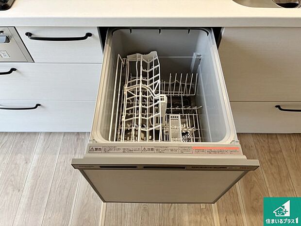【食器洗浄乾燥機】食事後の一仕事、食器洗いをボタン一つでお任せできちゃいます!場所を取らないビルトイン式なので、お料理スペースもしっかり確保!