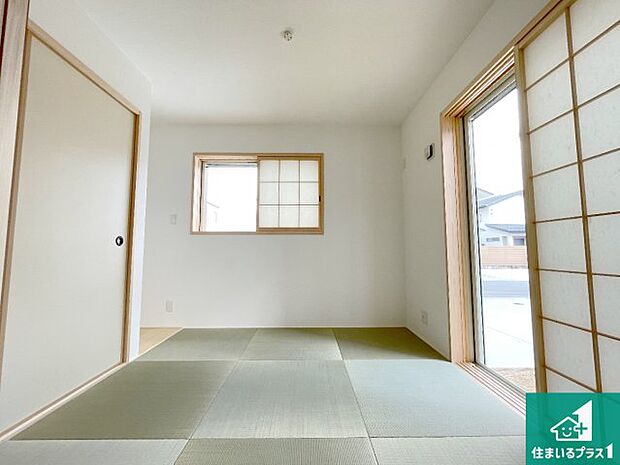 【和室】一室あると便利な和室は客間としてだけでなく、小さなお子様のプレイルームや食後のくつろぎスペースとしてもご利用いただけます。収納もついていますので大活躍間違いなし！