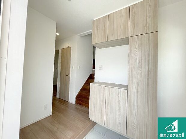 【玄関】シューズボックスにはたくさんの靴が収納できるので玄関周りはいつもスッキリ！ご家族が増えても安心！