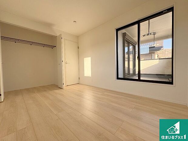 【洋室】シンプルな洋室は、自分好みのインテリアが楽しめます♪ご家族とインテリアや家具を選びに行くのは新築購入時の醍醐味の一つです。ぜひお楽しみください♪