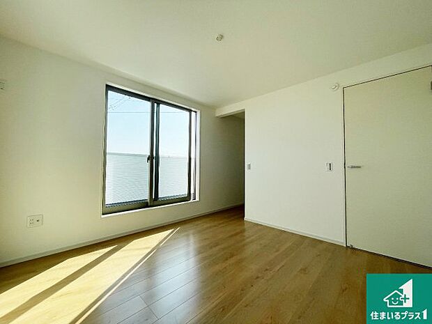 【洋室】シンプルな洋室は、自分好みのインテリアが楽しめます♪ご家族とインテリアや家具を選びに行くのは新築購入時の醍醐味の一つです。ぜひお楽しみください♪