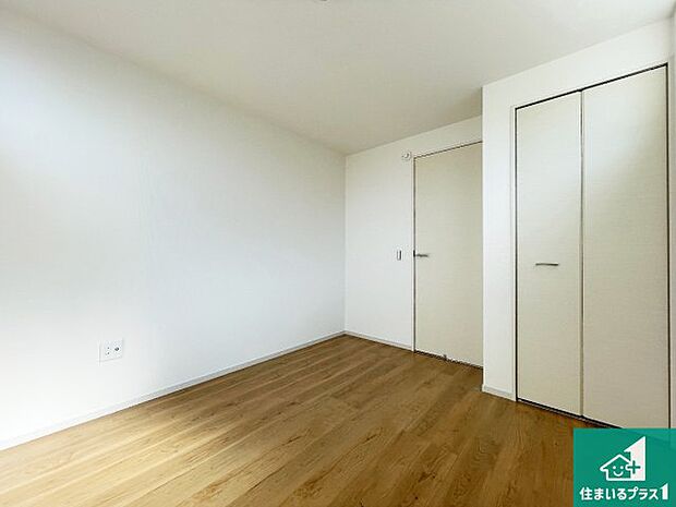 【洋室】シンプルな洋室は、自分好みのインテリアが楽しめます♪ご家族とインテリアや家具を選びに行くのは新築購入時の醍醐味の一つです。ぜひお楽しみください♪