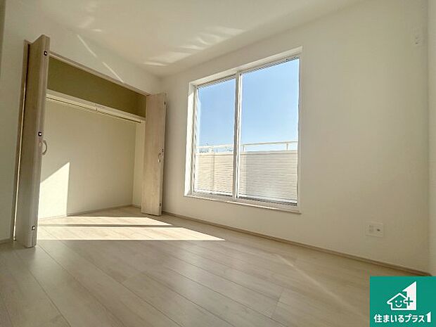 【洋室】シンプルな洋室は、自分好みのインテリアが楽しめます♪ご家族とインテリアや家具を選びに行くのは新築購入時の醍醐味の一つです。ぜひお楽しみください♪