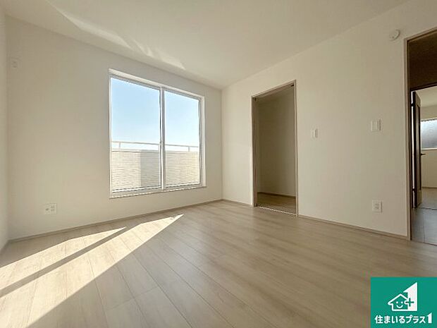 【洋室】シンプルな洋室は、自分好みのインテリアが楽しめます♪ご家族とインテリアや家具を選びに行くのは新築購入時の醍醐味の一つです。ぜひお楽しみください♪