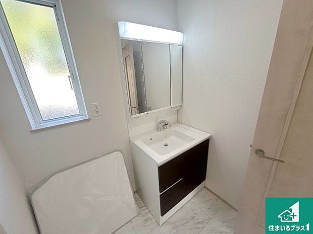 【独立洗面台】清潔感のある洗面台です。フラットな鏡は掃除がしやすく毎日清潔！鏡裏には収納があるのでスッキリとした洗面台が保てます。