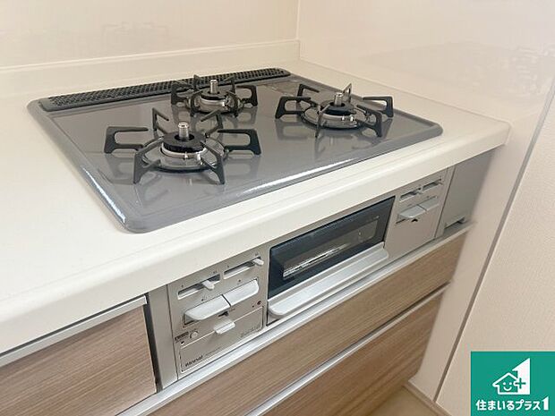 【コンロ】ダブル高火力Ｓｉセンサー付きコンロ！３口あるので、まとめて料理をする時も大活躍！