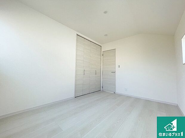 【洋室】シンプルな洋室は、自分好みのインテリアが楽しめます♪ご家族とインテリアや家具を選びに行くのは新築購入時の醍醐味の一つです。ぜひお楽しみください♪