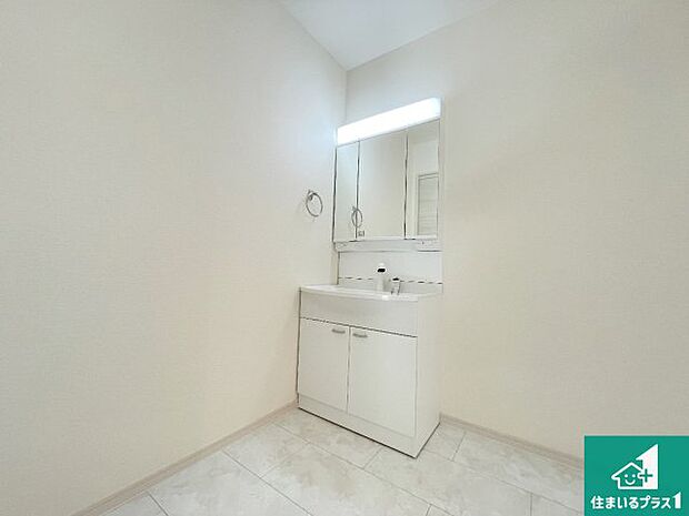 【独立洗面台】清潔感のある洗面台です。フラットな鏡は掃除がしやすく毎日清潔!鏡裏には収納があるのでスッキリとした洗面台が保てます。