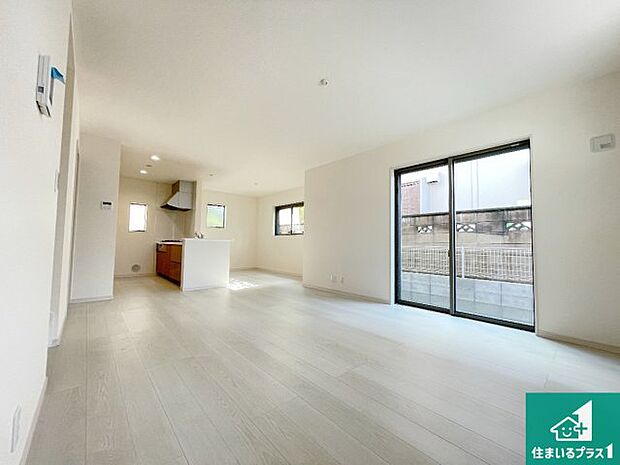 【居間・リビング】日当たり良好の明るいリビングで朝の目覚めもスッキリできそう!対面キッチンでご家族のコミュニケーションも自然と増える設計!小さなお子様が遊ぶスペースを作っても広々とくつろげるLDK!